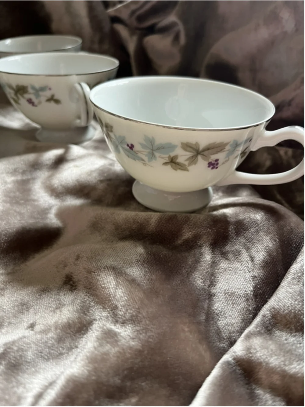 6 Vintage Fine China Japan 6701 Grape Pattern Cups & Saucers. 4 Sets plus 2 cups